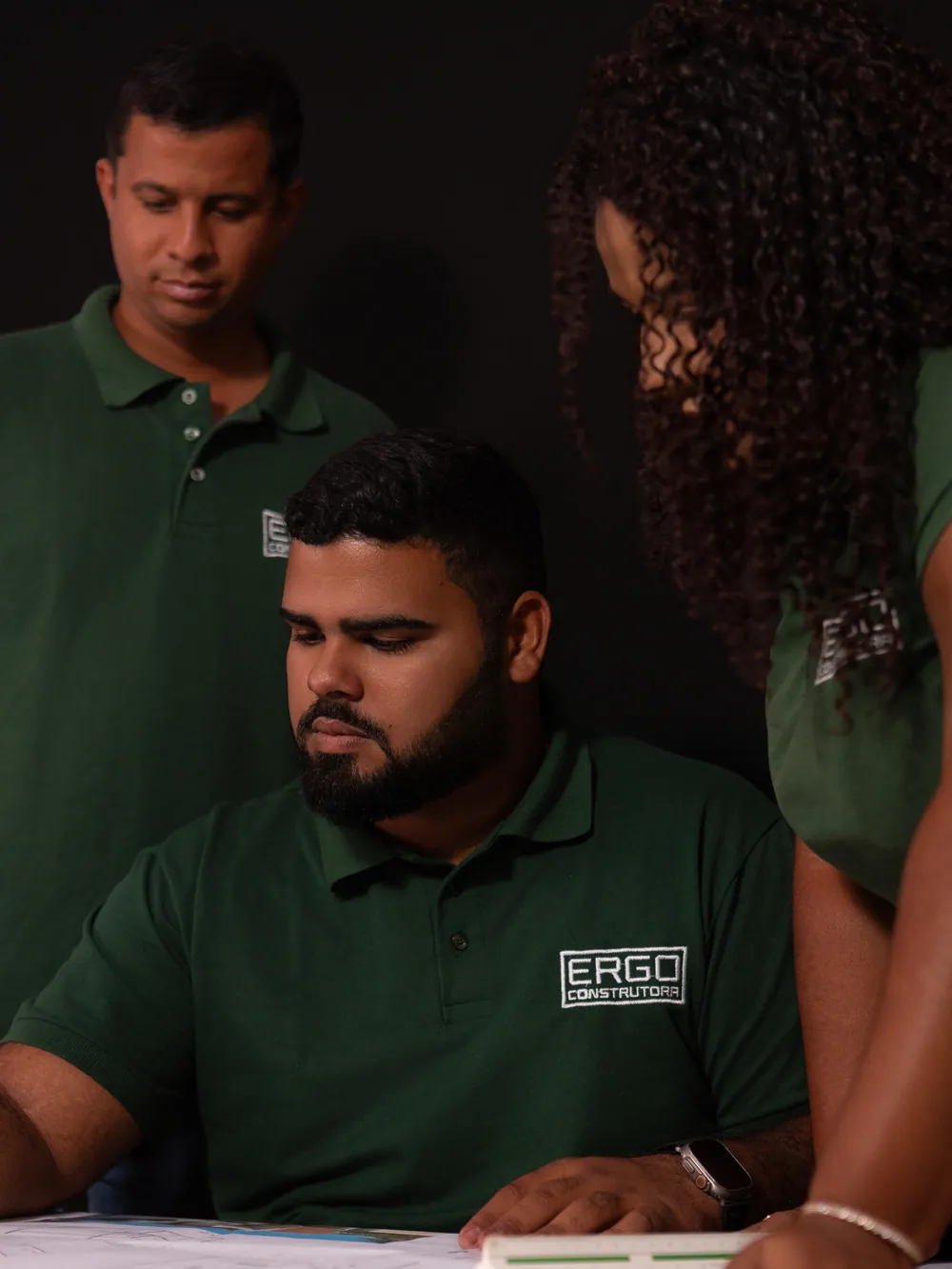 Equipe da Ergo Construtora analisando o projeto de uma obra em Maragogi
