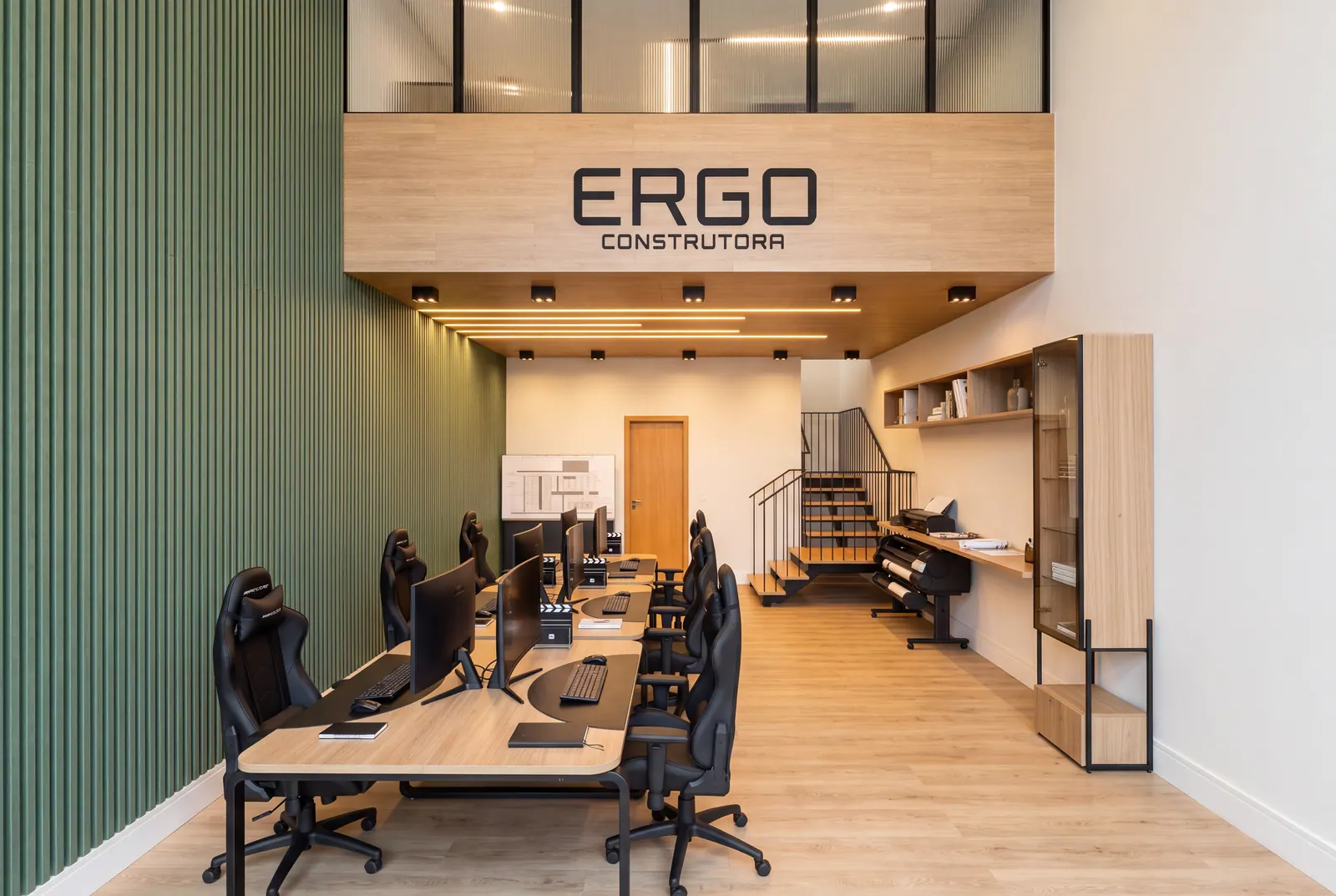 Escritório da Ergo Construtora em Maragogi com a equipe técnica de projetos
